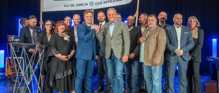 FPÖ-Gruppenbild beim Wahlkampfauftakt für die Graz-Wahl am 13. Mai 2026 mit dem Banner "Unsere Jugend für René" – ohne dass ein einziger Jugendlicher am Foto dabei ist