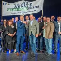 FPÖ-Gruppenbild beim Wahlkampfauftakt für die Graz-Wahl am 13. Mai 2026 mit dem Banner "Unsere Jugend für René" – ohne dass ein einziger Jugendlicher am Foto dabei ist