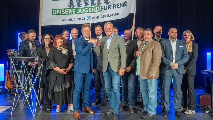 FPÖ-Gruppenbild beim Wahlkampfauftakt für die Graz-Wahl am 13. Mai 2026 mit dem Banner "Unsere Jugend für René" – ohne dass ein einziger Jugendlicher am Foto dabei ist