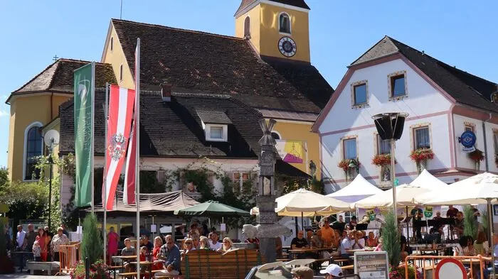 Rund hundert Fahrer und Fahrerinnen besuchten im Rahmen der bekannten Oldtimer Genuss Classic die Marktgemeinde Ligist und bewiesen bei der Sonderprüfung vor dem Marktbrunnen ihr Geschick und Können.