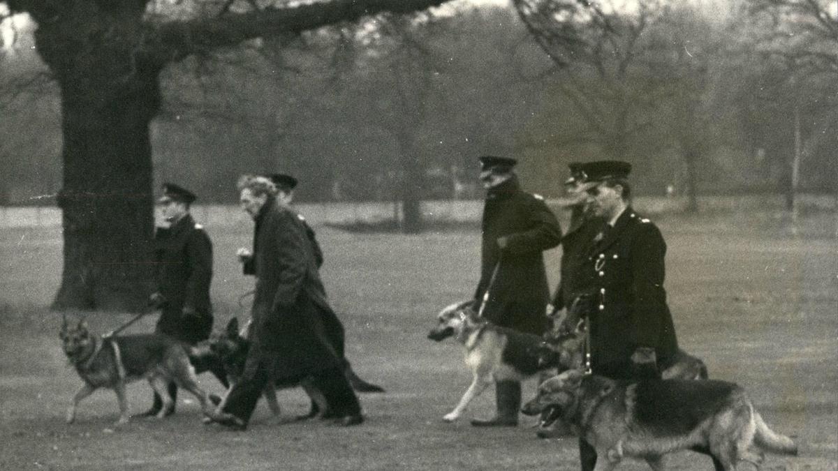 Die britische Polizei suchte im Dezember 1969 intensiv, wie hier im Wimbledon Park, nach der vermissten Muriel Mckay - im Endeffekt aber ohne Erfolg