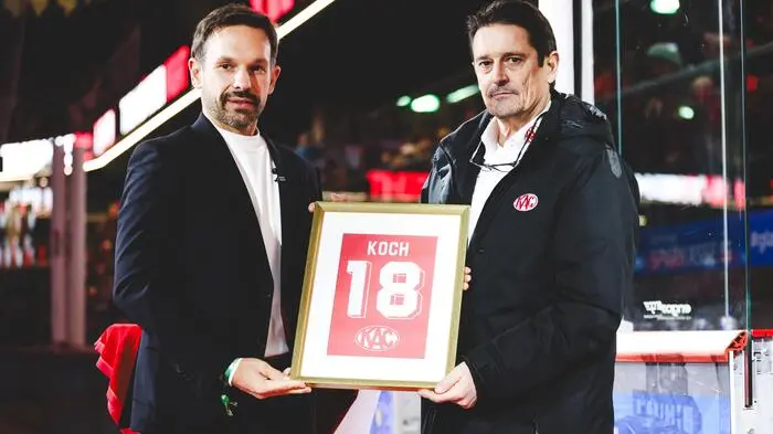 KLAGENFURT,AUSTRIA,20.DEC.23 - ICE HOCKEY - ICE Hockey League, Klagenfurter AC vs EC Red Bull Salzburg. Image shows Thomas Koch and general manager Oliver Pilloni (KAC).
Photo: GEPA pictures/ Daniel Goetzhaber