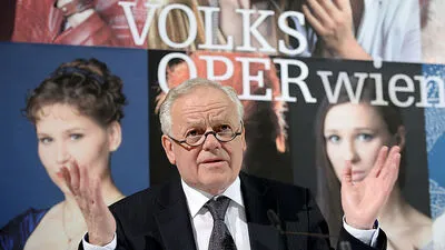 Robert Meyer bei der Spielplanpräsentation