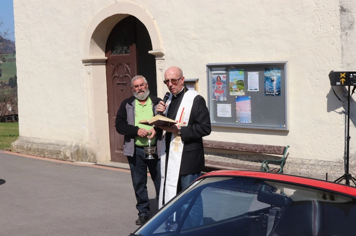 Abgerundet wurde der Tag mit einem Old- und Youngtimertreffen am Kirchplatz vor dem Museum in Stallhofen. Provisor Wladyslaw Zdeb segnete nach kurzem Gebet mit den Teilnehmern die Fahrzeuge für eine unfallfreie Saison 2018.