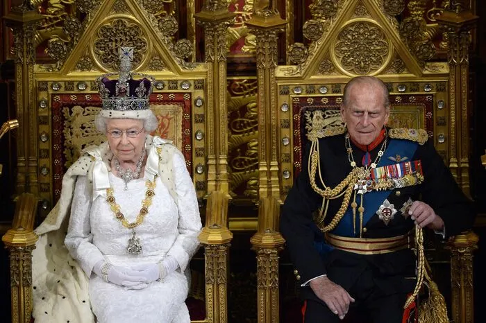 Am Thron mit ihrem Mann, Prinz Philip. Er starb am 9. April 2021. Am 20. November 1947 hatte er die damalige Prinzessin und Thronfolgerin Elisabeth geheiratet.