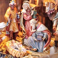 Am Heiligen Abend feiern viele Menschen in der Kirche Christi Geburt