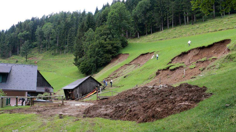 Auf einer Breite von 100 Metern kam in Kainach ein Hang ins Rutschen und verwüstete das Nebengebäude eines Bauernhauses
