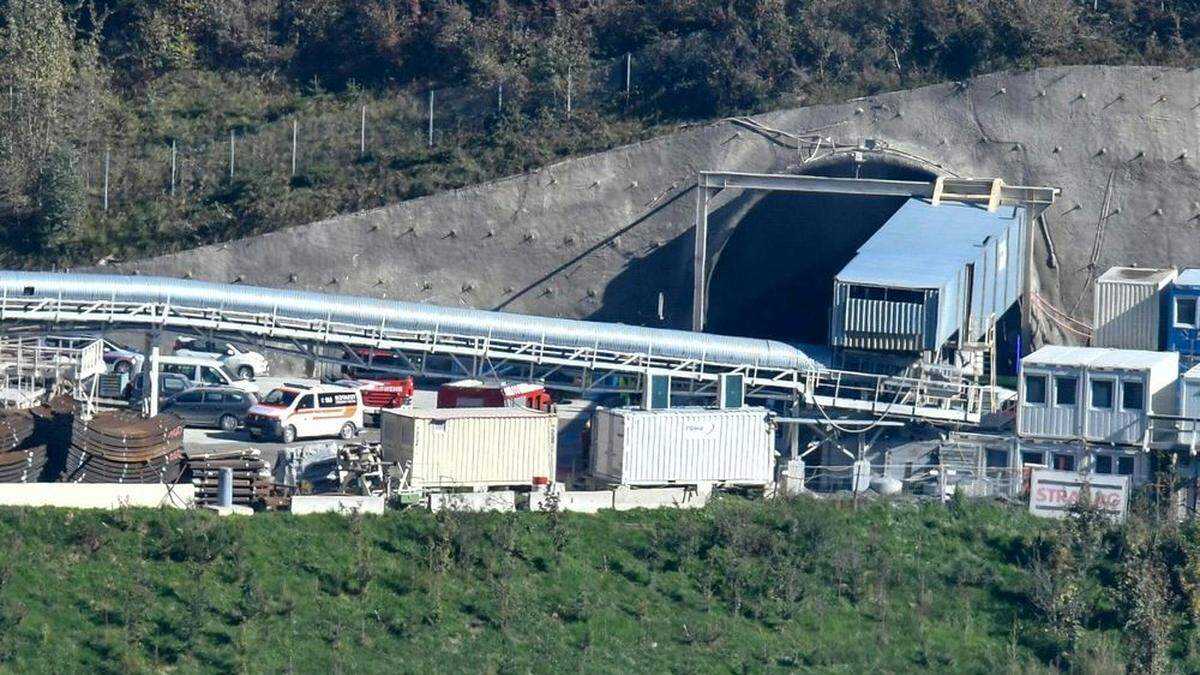 Ein Rumäne ist bei einem Arbeitsunfall am Samstag im Zufahrtstunnel Ahrental des Brennerbasistunnels (BBT) tödlich verletzt worden