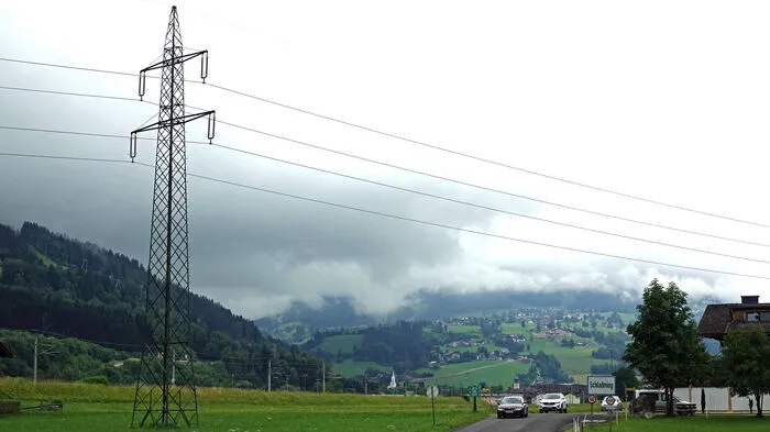 In Schladming verläuft die Hochleitung auf der Hangseite Richtung Ramsau. Auf diesem Bild ist die ÖBB-Stromleitung zu sehen, die teilweise parallel mit der Hochleitung verläuft.