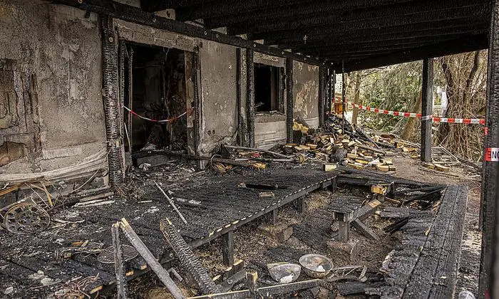 Das Feuer breitete sich rasch aus. Beim Eintreffen der Feuerwehren stand das Haus bereits in Vollbrand