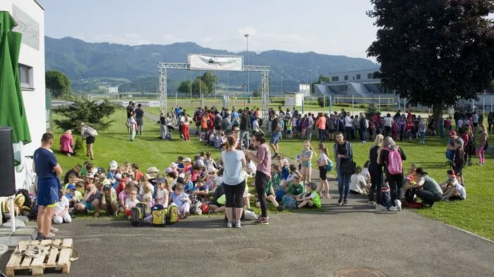 Am 31. Mai 2023 fand im Sportzentrum Zeltweg der von Direktorin Beate Dolschek, Pflichtschulcampus Zeltweg, organisierte Krebshilfe-Spendenlauf "Die Hoffnungsrunde" statt. Teilgenommen haben Volksschüler, Mittelschüler, Schüler der HTL Zeltweg und der HLW Fohnsdorf.