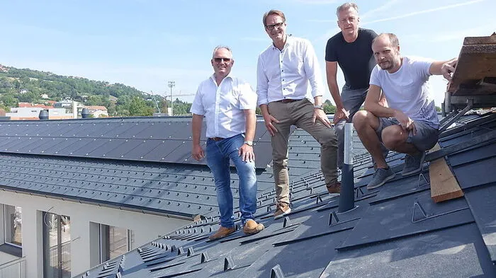 Bürgermeister Martschitsch und die für die Errichtung Verantwortlichen zeigen die neue Fotovoltaikanlage