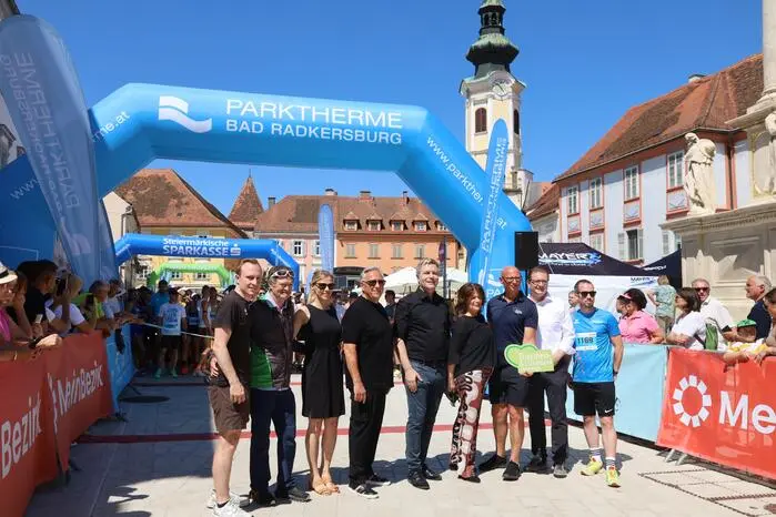 Bei glühender Hitze schwitzten mehr als 600 Läuferinnen und Läufer, von Kindern bis Senioren, auf der gut markierten Laufstrecke