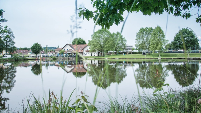 Zwischen viel Grün liegt der See in Gleinstätten