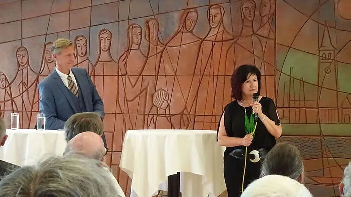 Bezirkshauptfrau Ulrike Buchacher und Moderator Oliver Zeisberger