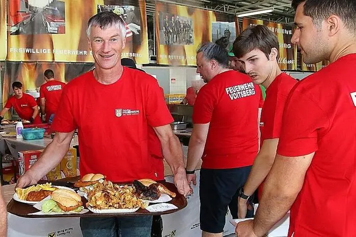 Die vielen Besucher genossen nicht nur die Stimmung, sondern auch kulinarische Köstlichkeiten, welche von den Voitsberger Florianis zubereitet wurden.