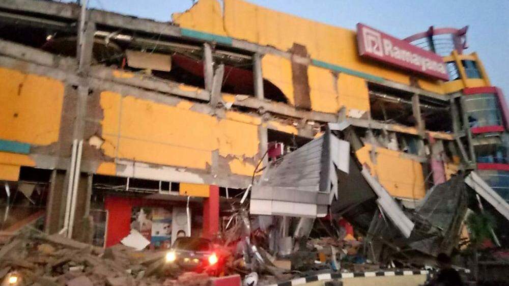 Ein beim Erdbeben zerstörtes Einkaufszentrum in Palu