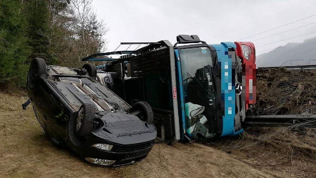 Der mit Pkws beladene Lkw durchbrach die Leitschiene und einen Wildzaun und blieb seitlich liegen