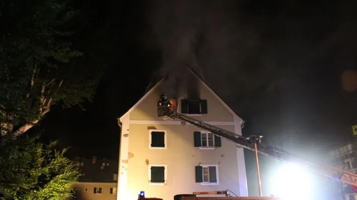 Ein Steirer hat in der Nacht auf Sonntag in der Wohnung seiner Ex-Freundin Feuer gelegt. Der Mann wurde von der Feuerwehr bewusstlos aus der Wohnung gerettet.