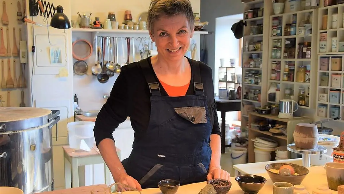 Seit 45 Jahren beschäftigt sich Eva Mayer mit Keramik