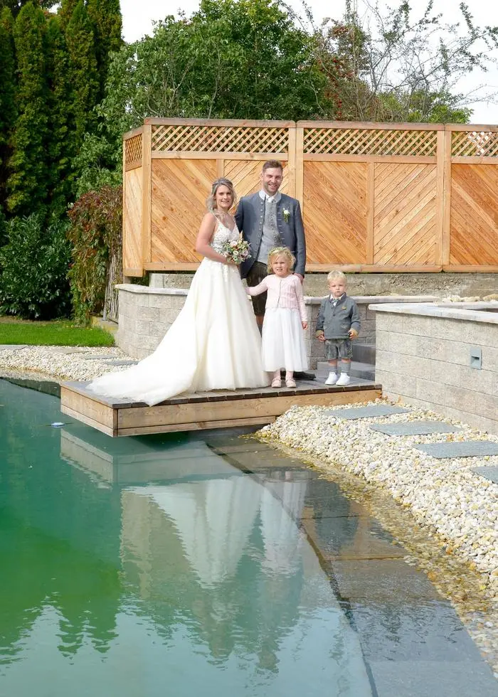 Das Brautpaar mit Kindern