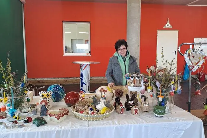 Die Aussteller präsentierten Kunsthandwerk und Produkte. Von Holzarbeiten, Heuosterhasen und Näharbeiten über Osterdeko und Tiffany-Glaskunst bis hin zu Naturprodukten – das Angebot war sehr vielfältig.