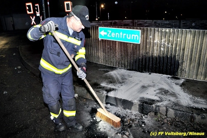 Mit Ölbindemittel wurden die Schmiermittel gebunden, eingesammelt und fachgerecht entsorgt. Das havarierte Fahrzeug wurde zu einem Abstellplatz geschoben.