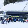 29.12.2024, Schladming, Steiermark, Österreich (Austria): Hochsaison auf der Planai während der Weihnachtsferien - im Bild wartende Skifahrer bei der Talstation der Lärchkogelbahn. 
Fotocredit: Martin Huber