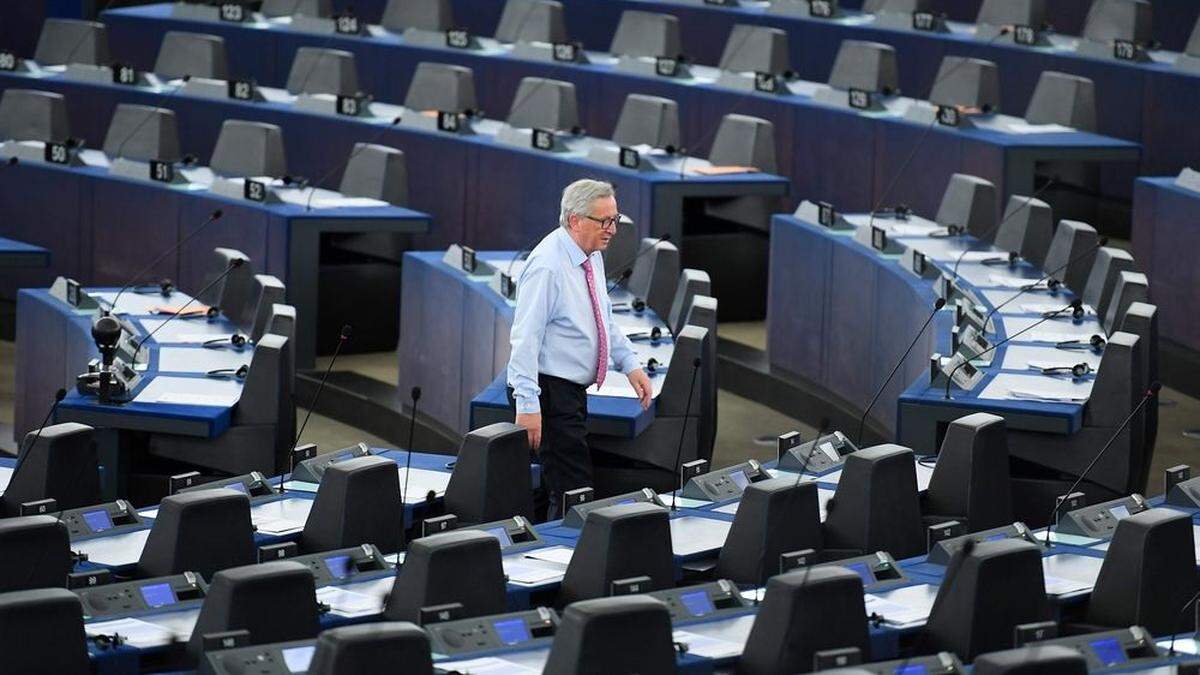 Jean-Claude Juncker vor den leeren Parlamentsreihen