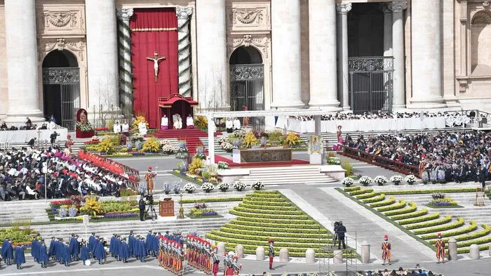 Vor Zehntausenden Gläubigen und Touristen hat am Sonntag die Ostermesse mit Papst Franziskus auf dem Petersplatz in Rom begonnen.