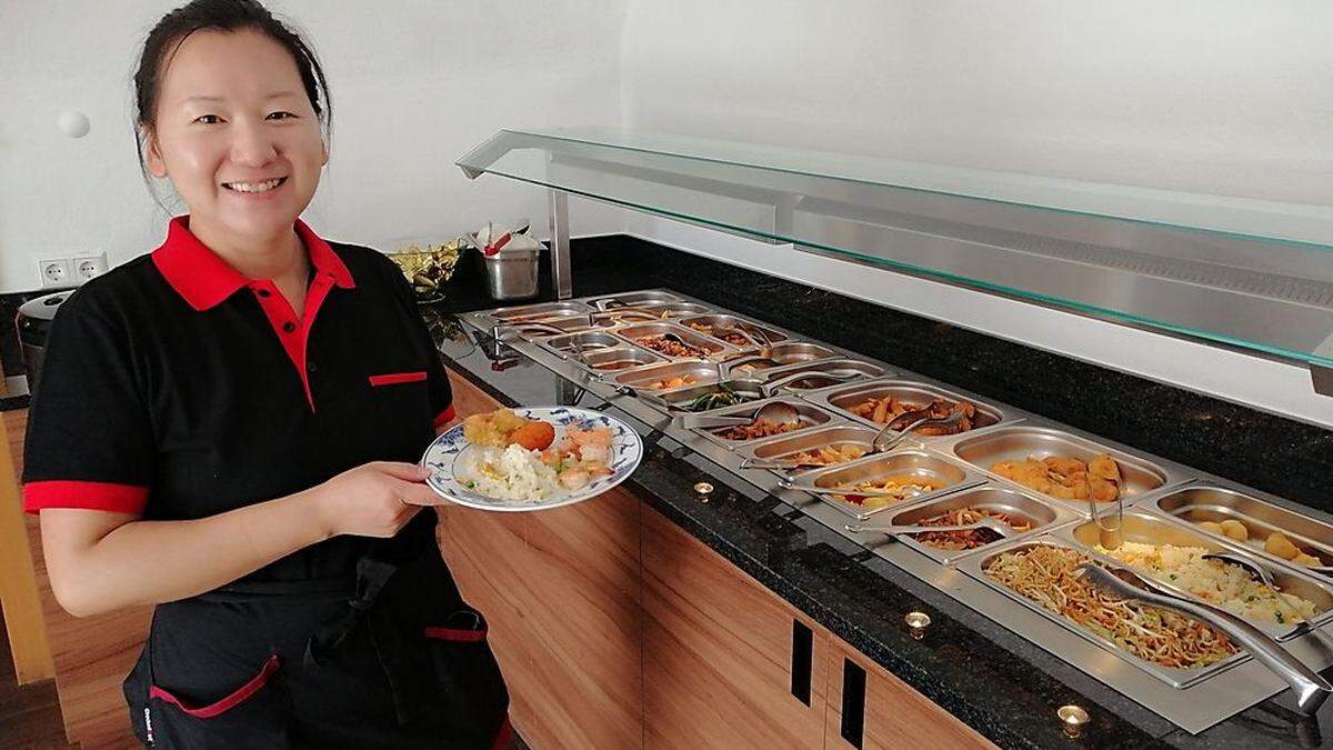 Wangye Zhu beim Buffet- Bereich ihres Chinarestaurants „Zur Großen Mauer“ in Wolfsberg 