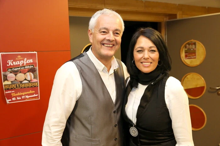 Übrigens: Nicht mit Applaus sparten nach über drei Stunden unter anderen „Hausherr“ Bürgermeister Alexander Benedikt (am Foto mit Gattin Sandra), Vizebürgermeisterin Ines Hölbling, „Heli-Family“-Frontman Michael Gabernig, Tischlermeister Wilfried Ernst, Lehrer-Personalvertreterin Claudia Schöffmann-Wolf, Schuldirektorin Birgit Petschacher, Polizistin Katrin Wagner sowie Ali Kraßnitzer von der Skirettung-Klippitztörl.