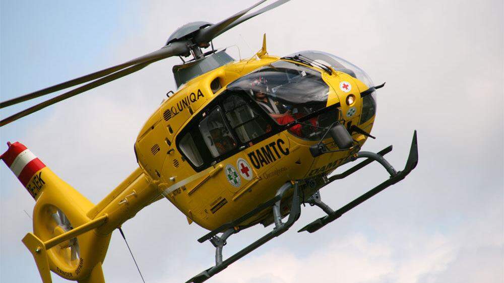 Bei dem Zusammenstoß erlitt der Radfahrer schwere Verletzungen und wurde nach Erstversorgung vom Rettungshubschrauber C 11 in das Klinikum Klagenfurt gebracht.