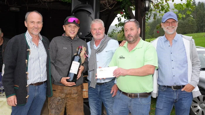 Über den Preis der Versteigerung - einer Magnumflasche Jura vom Weingut Lagger und einem Gutschein über 100 Euro von der Buschenschenke Höfler freut sich der Gewinner Stefan Riesser. Horst Rittchen leitete mit launigen Worten die amerikanische Versteigerung beim Most- und Weinfest. 