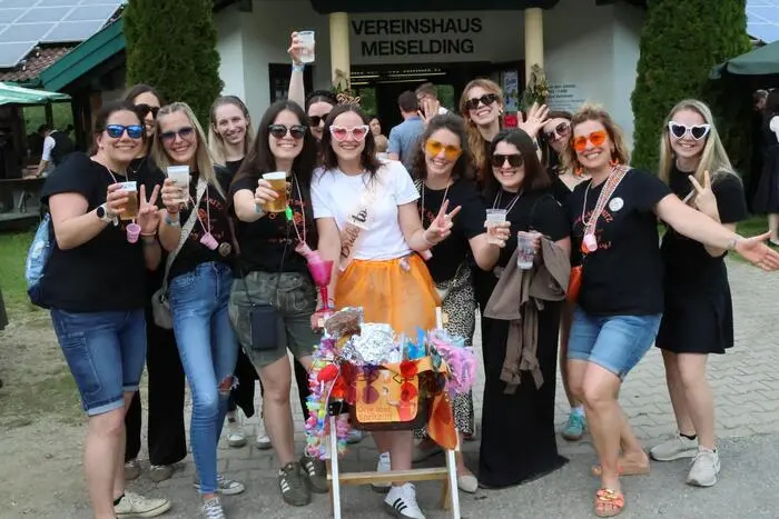 Übrigens: Am Abend verwandelte sich das Festgelände endgültig in eine Partylocation: Live-Musik, LKW-Disco mit DJ Hulio und eine mitreißende Mitternachtseinlage hielten die Stimmung bis in die frühen Morgenstunden auf höchstem Niveau. Mit dem Pfingstfest bewies die Landjugend Meiselding erneut, wie lebendig Brauchtum in Kärnten gelebt wird – modern, herzlich und generationenübergreifend. 