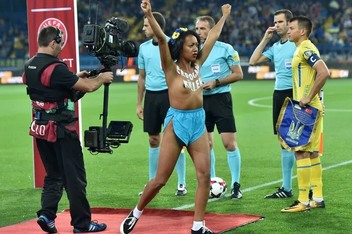 ... wurde die Dame, die Mitglied der ukrainischen Aktivistinnen "Femen" ist, abgeführt.
