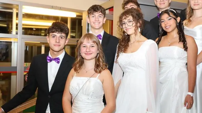 Unter dem Motto „Balladin – Raus aus der Lampe, rein ins Leben“ luden Maturantinnen und Maturanten der 8A und 8B des BG/BRG Leoben I (Altes Gymnasium) zu einer rauschenden und stimmungsvollen Ballnacht wie aus „Tausendundeiner Nacht“ in die Kammersäle Donawitz.
