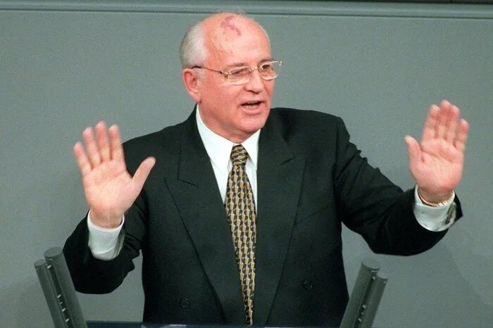 Am 9. November 1999 sprach der ehemalige sowjetische Präsident zum zehnjährigen Jahrestag des Mauerfalls vor dem Bundestag in Berlin.