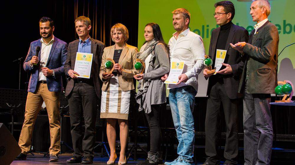 Moderator Andreas Rath (links) und Solidarregion-Obmann Erwin Stubenschrott (rechts) mit den ausgezeichneten Unternehmern