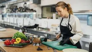 Seitenansicht weibliche Köchin Küche schneidet Gemüse *** Side view Female Cook Kitchen cuts Vegetables Copyright: imageBROKER/OleksandrxLatkun ibxole09787568.jpg Bitte beachten Sie die gesetzlichen Bestimmungen des deutschen Urheberrechtes hinsichtlich der Namensnennung des Fotografen im direkten Umfeld der Veröffentlichung