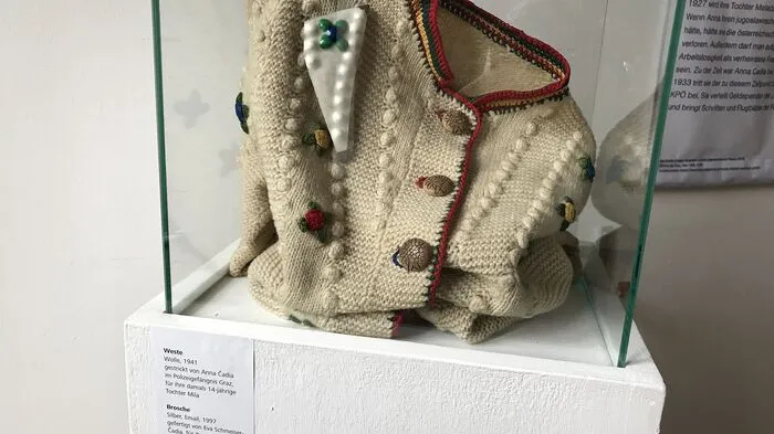 Die Jacke strickte Anna Cadia für ihre damals 14 Jahre alte Tochter, im Polizeigefängnis von Graz.