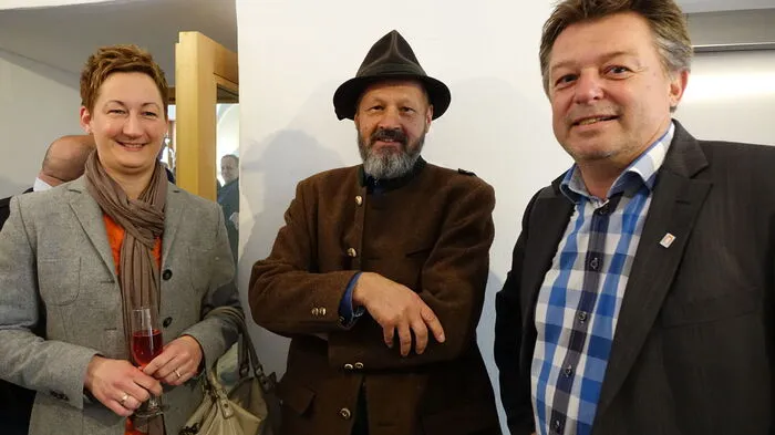 Philomena Pierer (links) vom Netzwerk Meilenstein, Peter Ziegler (Mitte) von Trachten Ziegler und Günther Wagner in Etmißl waren bei der Eröffnung der neuen Räumlichkeiten in Aflenz mit dabei.