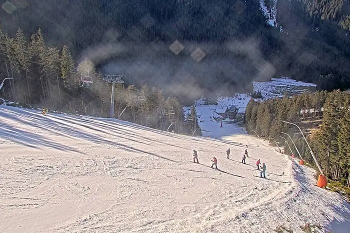 Das Skigebiet Stuhleck hingegen kann sich aufgrund seiner Höhenlage glücklich schätzen. Durch eine moderne Beschneiungsanlage und die doch niedrigen Temperaturen am Berg habe man aktuell keine Probleme, so Pressesprecherin Eva Grassmugg.