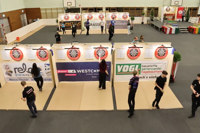 Nach der Begrüßung durch Thomas Cichy (Präsident Steirischer Dartsportverband) spielten etwa 80 Teilnehmer um den Sieg im Triple-Mix. 