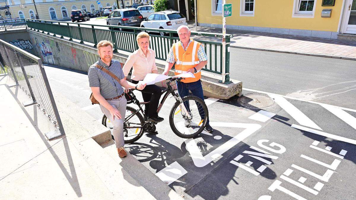 Georg Hummitzsch, Stadträtin Sandra Wassermann und Michael Pirker besichtigen den sanierten Bereich bei der Unterführung Villach Ring