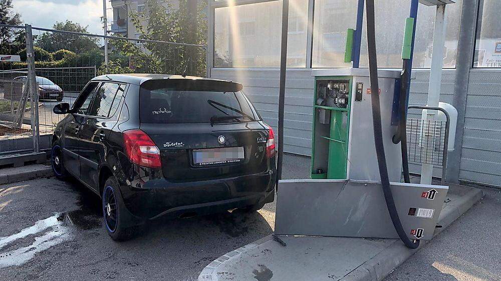 Eine Klagenfurterin ist in stark alkoholisiertem Zustand auf einer Tankstelle in St. Veit/Glan mit dem Pkw gegen einen Zaun gefahren