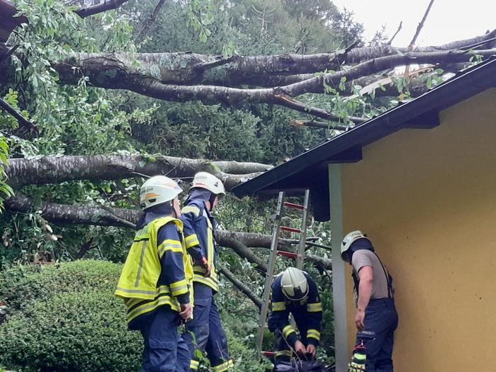 In Greim, Bad Gams war ein Baum auf ein Hausdach gestürzt. Verletzt wurde niemand.