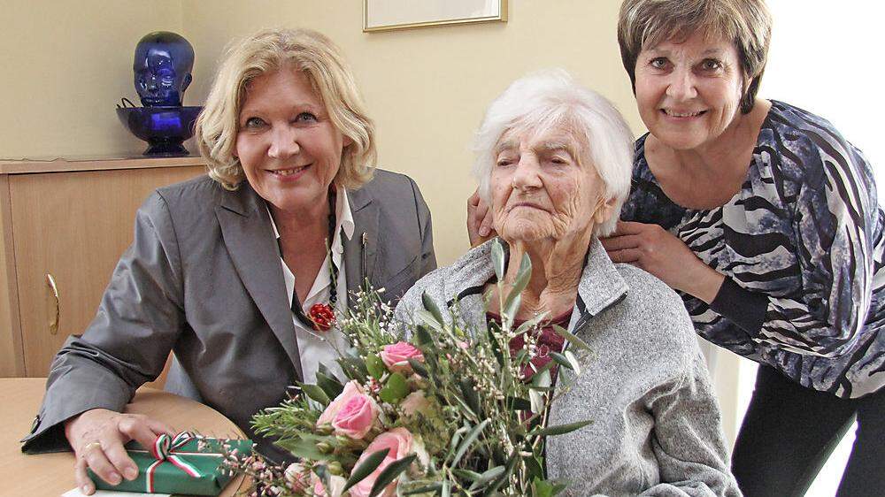 Theresia Plasounig mit Tochter Gerda Stelzl und Bürgermeisterin Maria-Luise Mathiaschitz.    