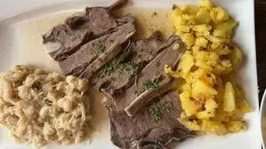 Große Portionen: Das gekochte Rindfleisch