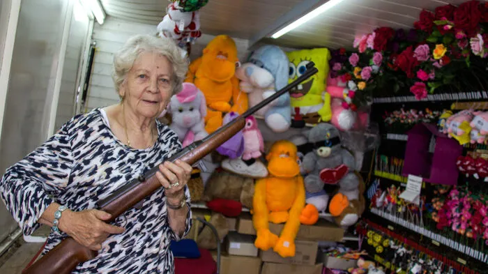 Katharina Malle (84) ist seit 66 Jahren mit ihrer Schießbude am Bleiburger Wiesenmarkt – und war Werner Bergs Modell.